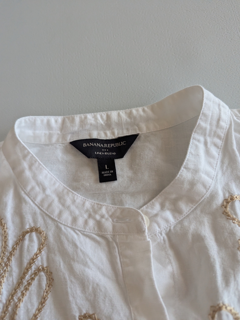 Banana Republic White Sleeveless Button-Down Top with Beige Embroidery - Picture 4 of 5